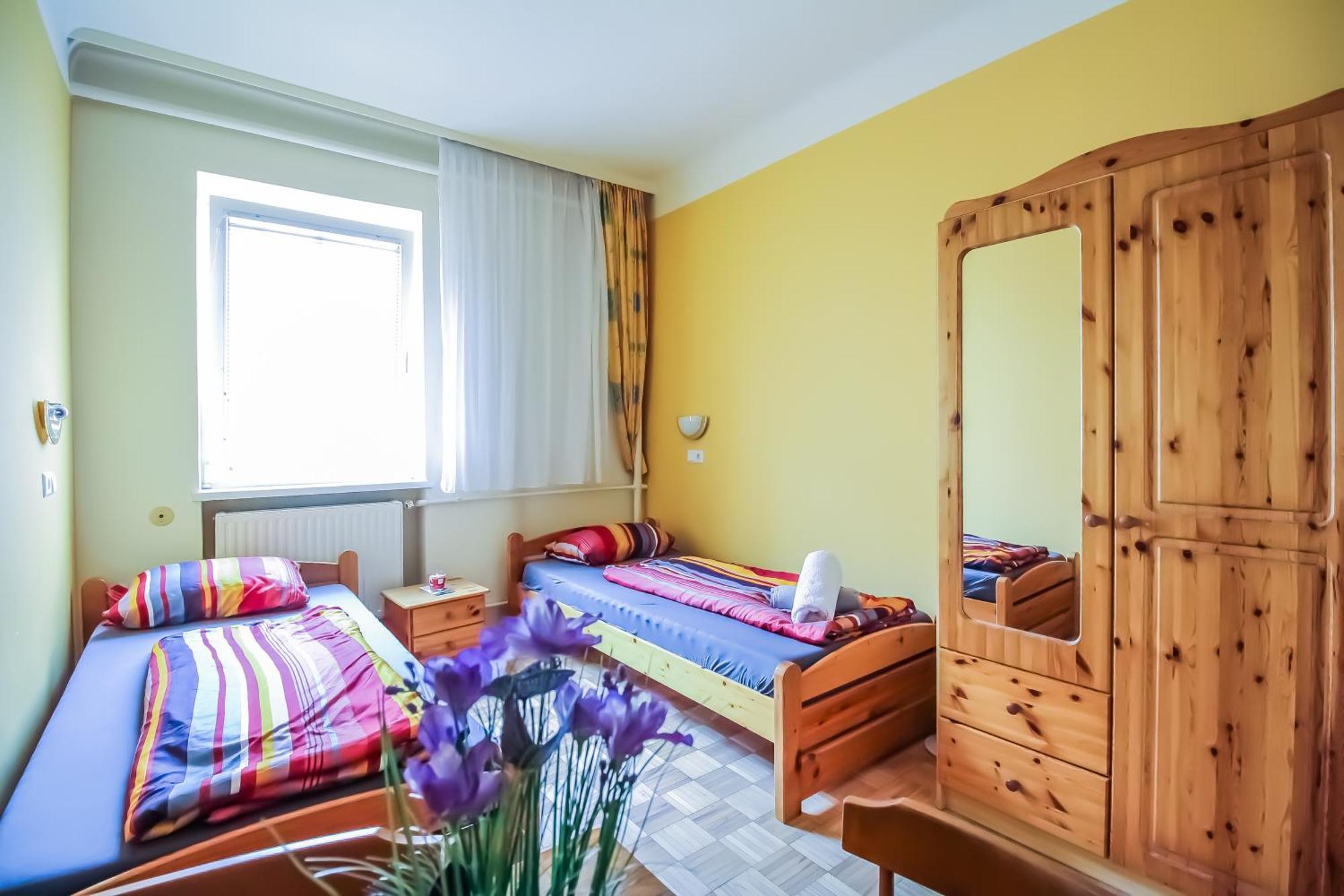 Cozy Rooms - U3 Hutteldorferstrasse Vienna Esterno foto