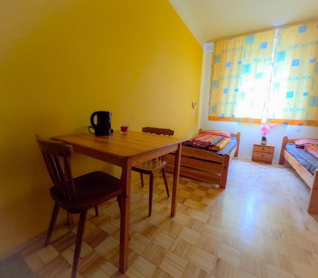 Cozy Rooms - U3 Hutteldorferstrasse Vienna Esterno foto